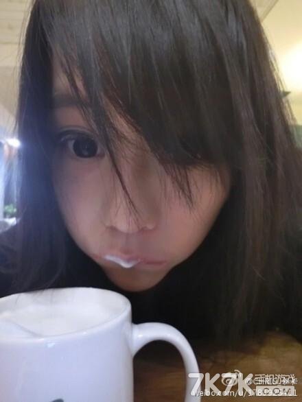 游戏女主播被骂后割腕 曾直播中走光生活私照被扒